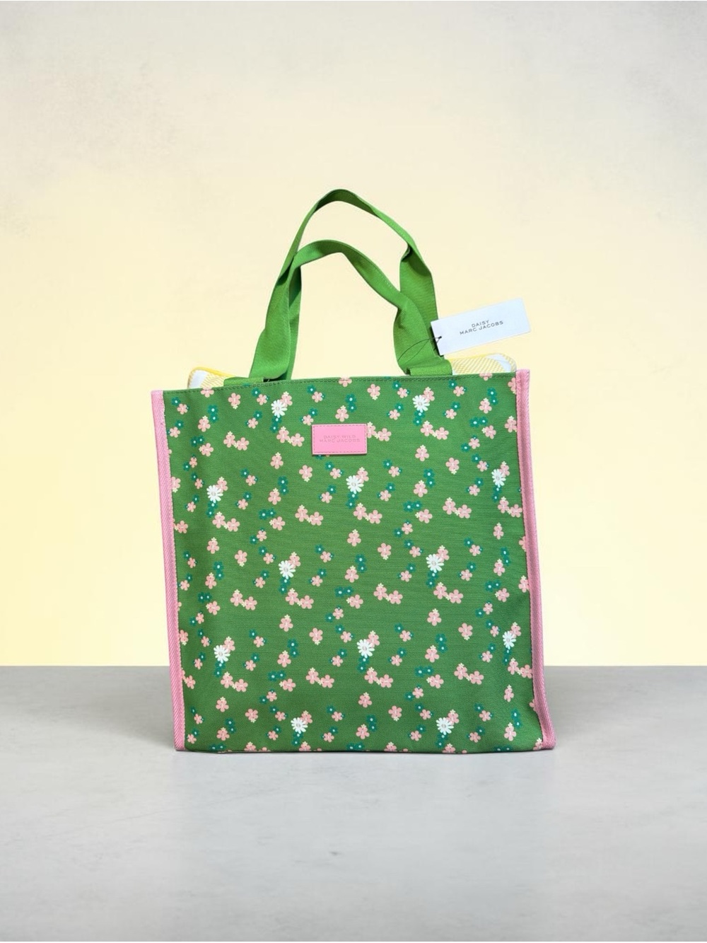 NWT Marc Jacobs Daisy Wild gift tote bag featuring a pink & white floral pattern - Picture 1 of 4